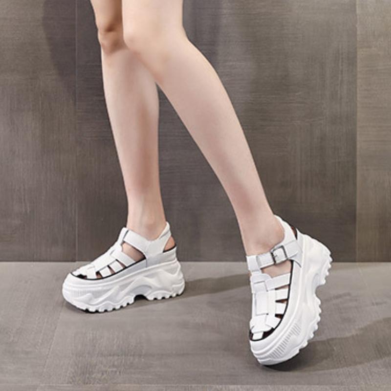 Nye Sandaler med Tildekket Tå for Kvinner Sommer Søt Romersk Stil Flettet Lær Damesko Tykk Såle Spenne Damesandal 8CM hæl