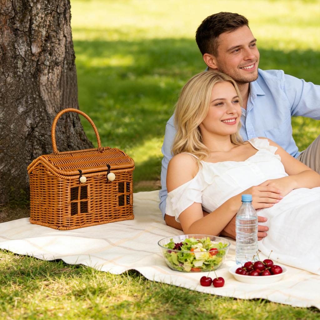 This Plastic Rattan House-shaped Basket, With A Lid And Folding Handle, Is Perfect For Picnics, Easter, Tidying Up, And Other Occasions.