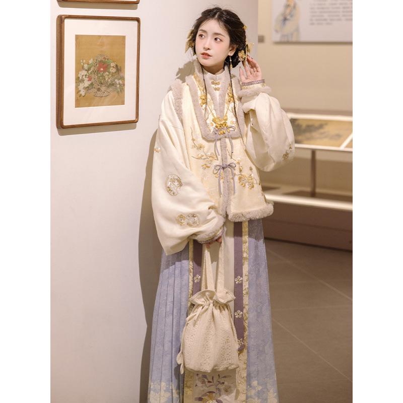 Autumn/Winter Maki-e Kintsugi Hanfu: Embroidered Ming-Style Fairy Horse Face Skirt for Women