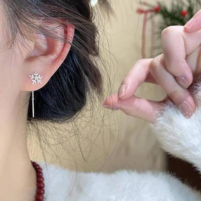 Silver Needle Zircon Snowflake Earrings - Elegant, Fashionable, and Versatile Ear Jewelry with a Light Luxury Design.