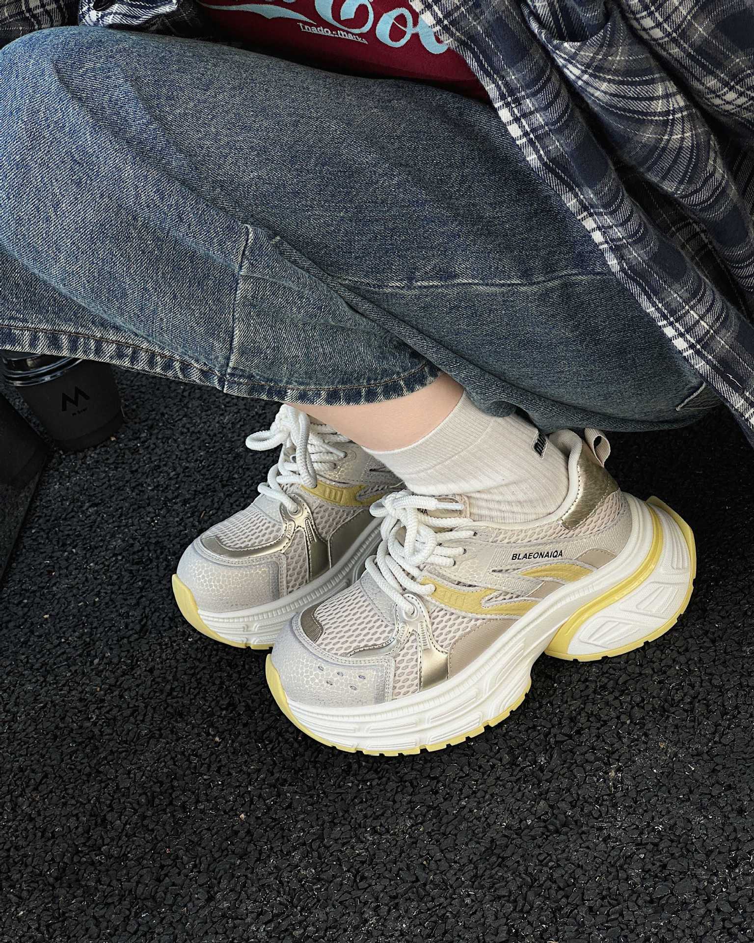 

Internet celebrity dad shoes women 2025 autumn new breathable thick-soled super fire versatile feet small height increase casual sports shoes 40 бежевый