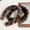 Korean Retro Leopard Print Plush Headband with Teeth – Non-Slip Hair Accessory for Women, Autumn/Winter Fashion.
