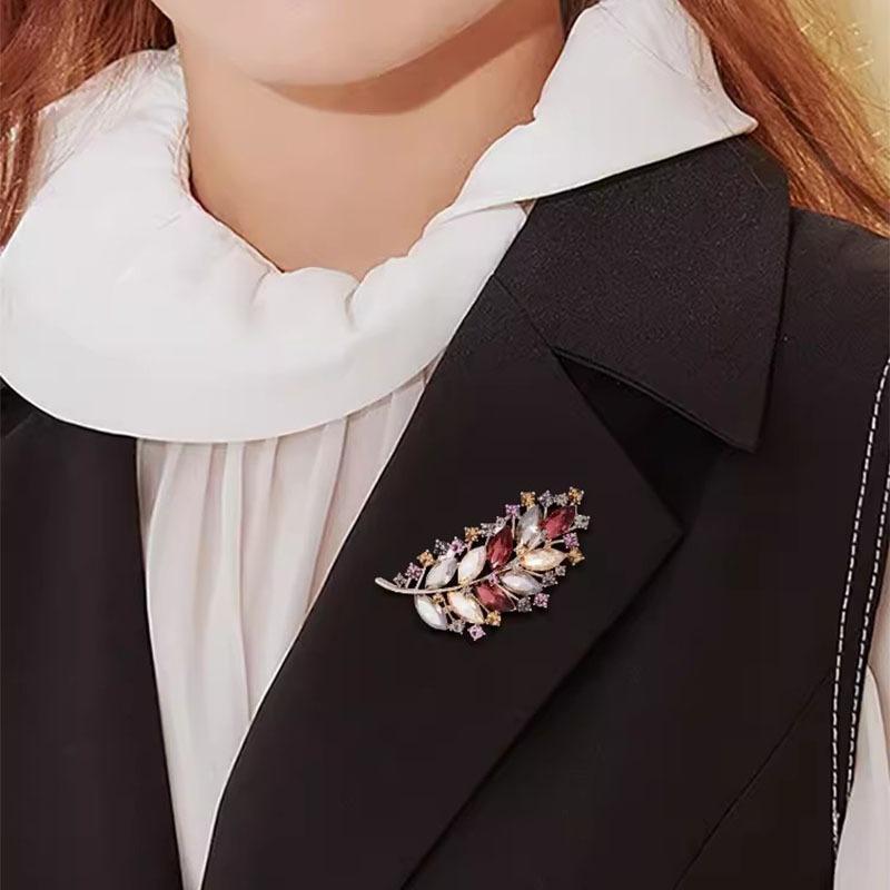 Crystal Leaf Brooch, High-end Women's Exquisite New Corsage, Niche Anti-glare Pin