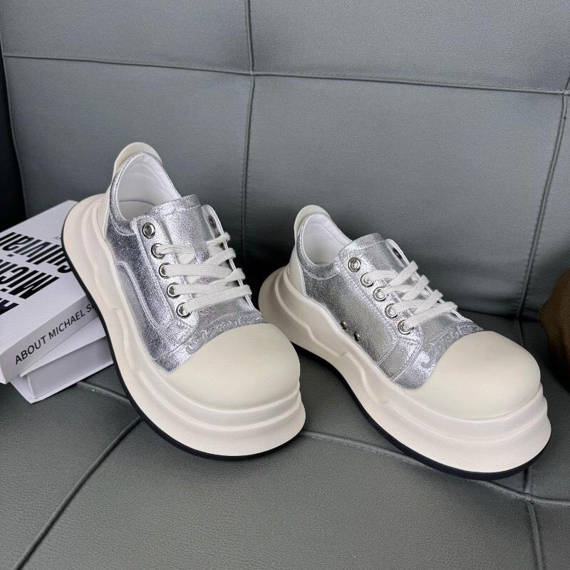 

Уродливо милые туфли на платформе для увеличения роста Микки черно-белые с большой головой женские 2025 новые кожаные универсальные повседневные спортивные туфли-хлебцы мужские 40 серебряный