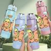 1 PZ Due Capibara Personaggi dei Cartoni Animati Gruppo 750ml Bottiglia d'Acqua in Plastica Colorata Tappo Flip-Top con Cannuccia Anti-Goccia Per Sport Ufficio Uso Domestico