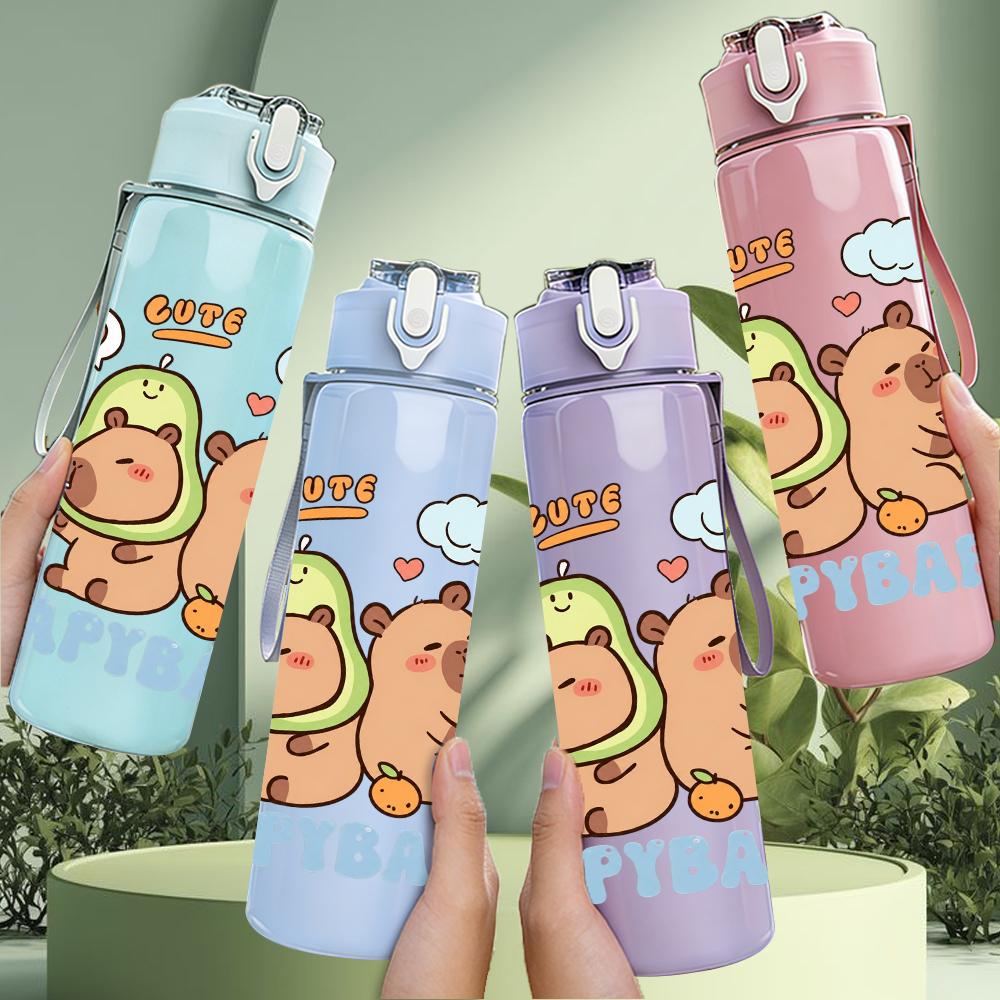 1 PZ Due Capibara Personaggi dei Cartoni Animati Gruppo 750ml Bottiglia d'Acqua in Plastica Colorata Tappo Flip-Top con Cannuccia Anti-Goccia Per Sport Ufficio Uso Domestico