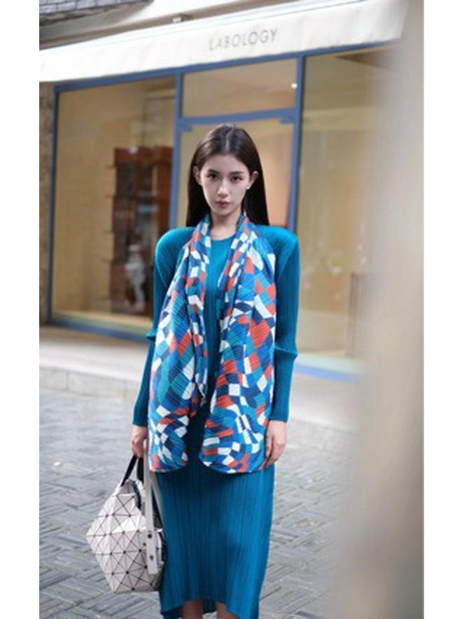 2025 Stylish Retro Plaid Halterneck Long Sleeve Slimming V-Neck Top One Size красный