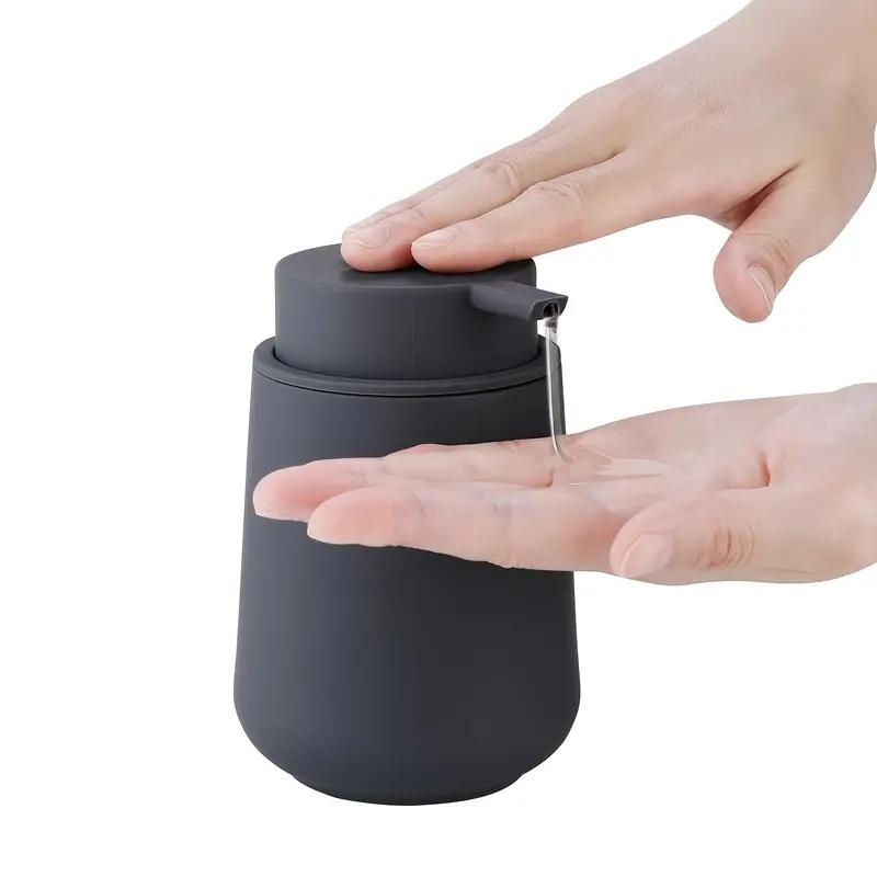 

Современный минималистичный матовый черно-белый диспенсер для дезинфицирующего средства для рук, подходящий для столешниц в ванной и на кухне, многоразовый чёрный