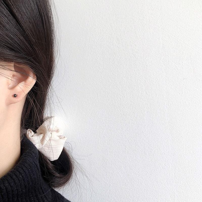 Schlafende runde Perlenohrringe sind schlicht, kompakt und vielseitig, schwarze Ohrringe sind cool und attraktiv.