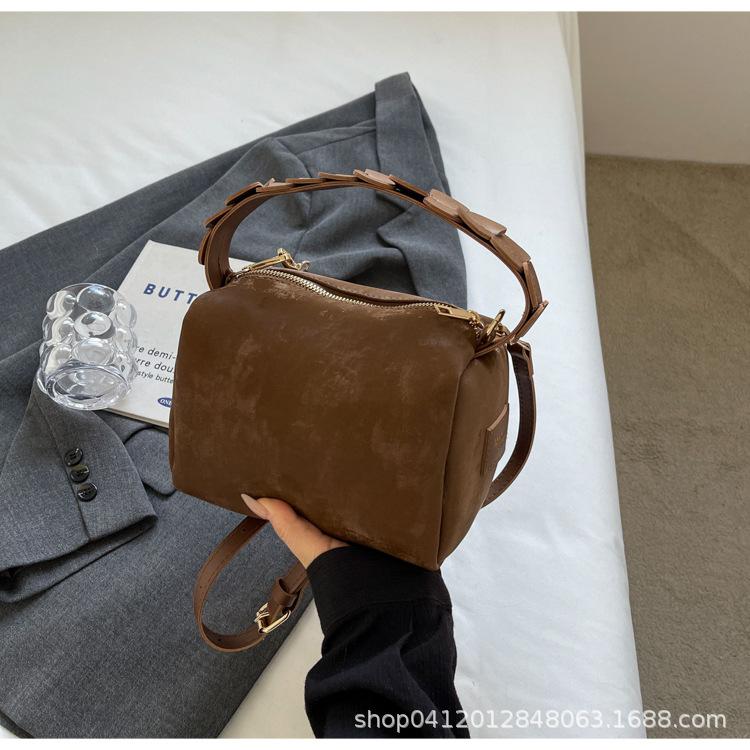 

Корейская версия ins портативная маленькая сумка женская 2025 новая сумка-мессенджер популярная у интернет-знаменитостей в этом году популярная сумка через плечо для通勤 темно-коричневого