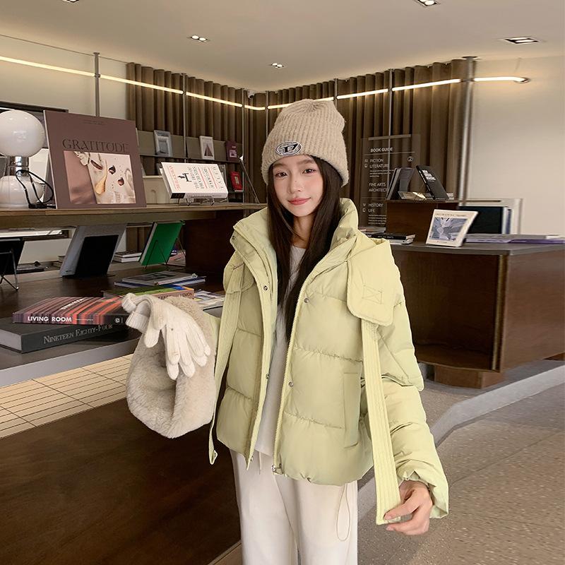 

Короткая корейская версия куртки с капюшоном и хлопковой подкладкой Женская зимняя новая куртка-хлеб с лентами Женское пальто. XXL