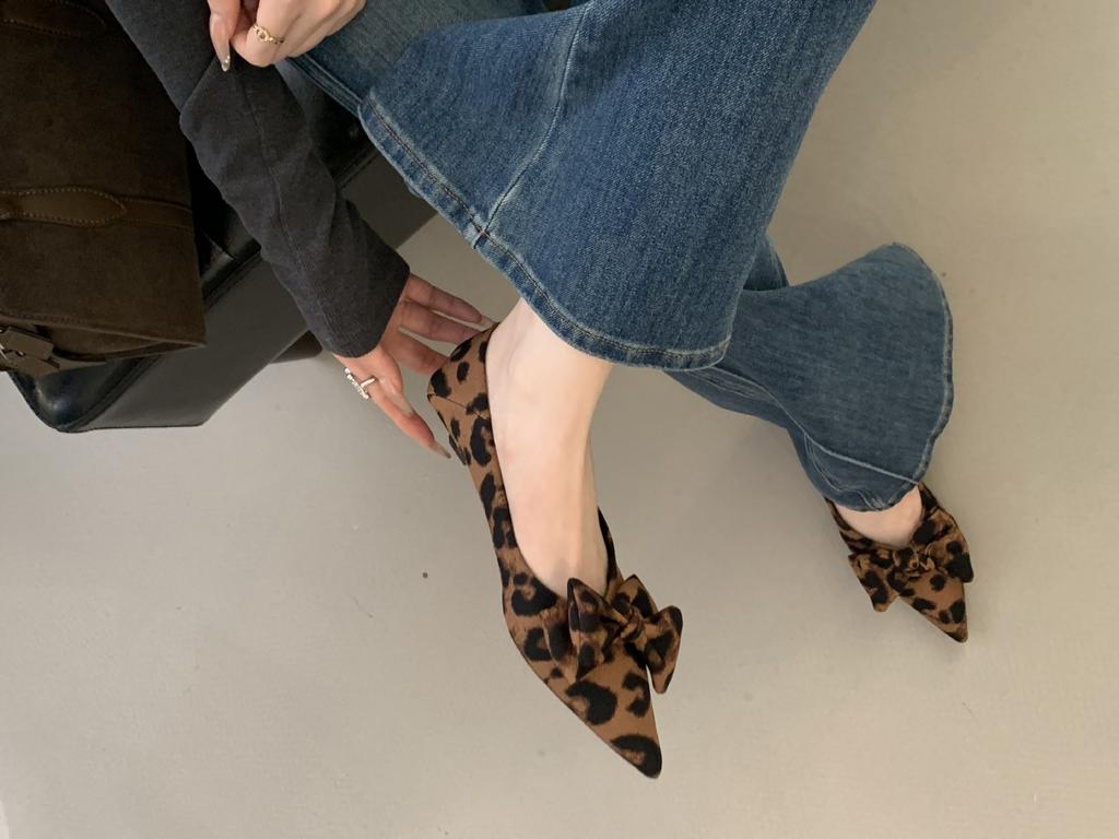 2025 Herbst neue spitze Wildleder Schleife Retro niedrige Absätze Damenschuhe Mode dicke Absätze Pendlerschuhe