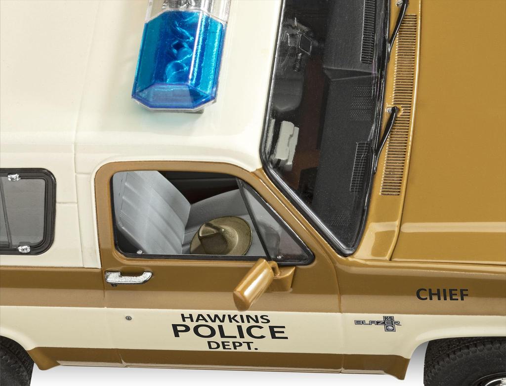 German Revell Stranger Things Chevrolet K5 Blazer Scale Plastic Model Kit 07724 '85 1/25 (Automobile)