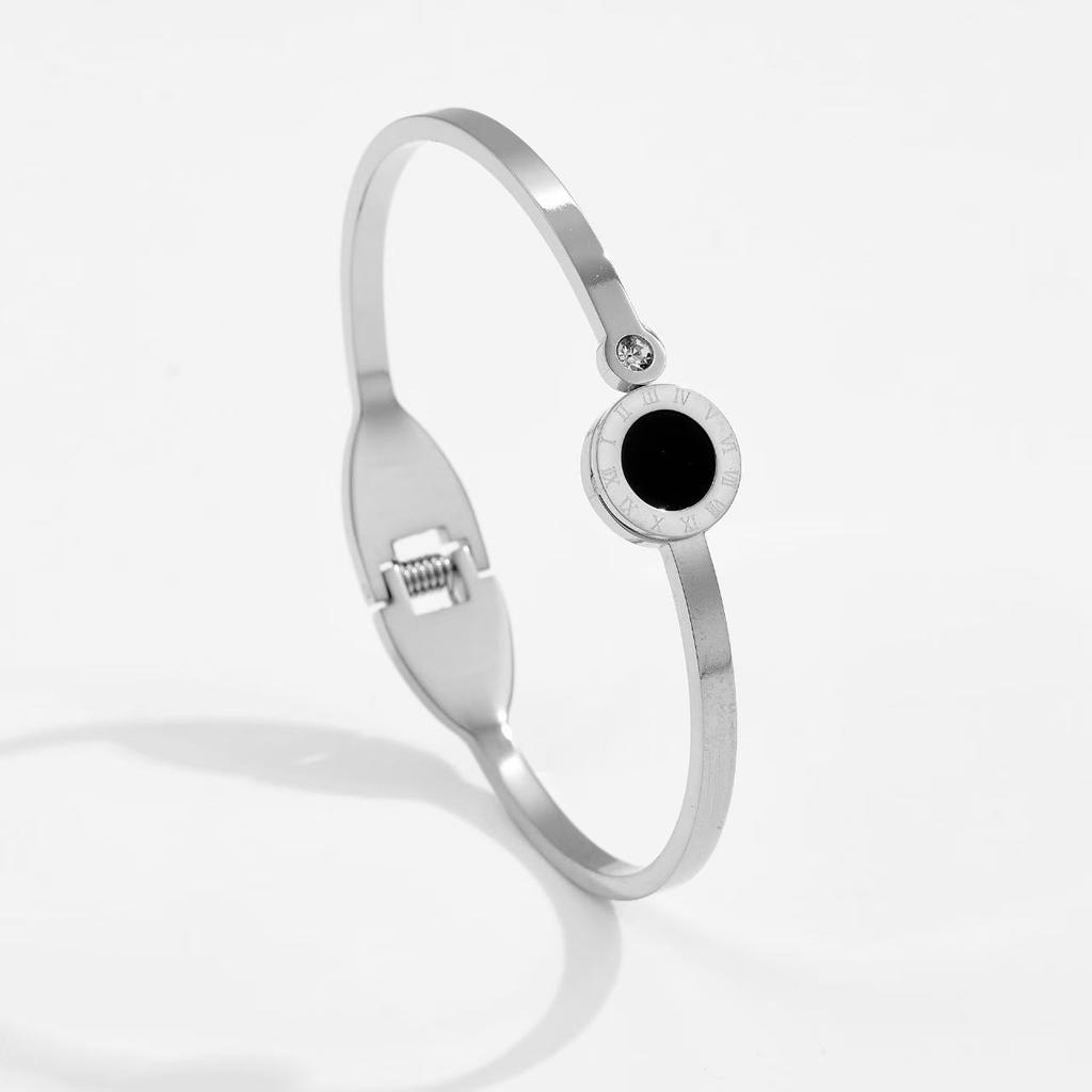 Bracciale versione coreana popolare per il pendolarismo quotidiano bracciale ad apertura a molla semplice bracciale femminile versatile alla moda personalizzato semplice