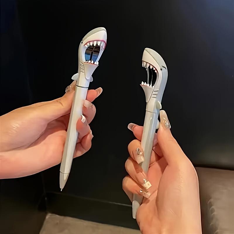 

1 шт. Шариковая ручка в форме большой белой акулы, ручка в виде акулы с большой пастью, мультярные канцелярские товары, подарок для детей-учеников, офисные канцелярские товары 1pcs