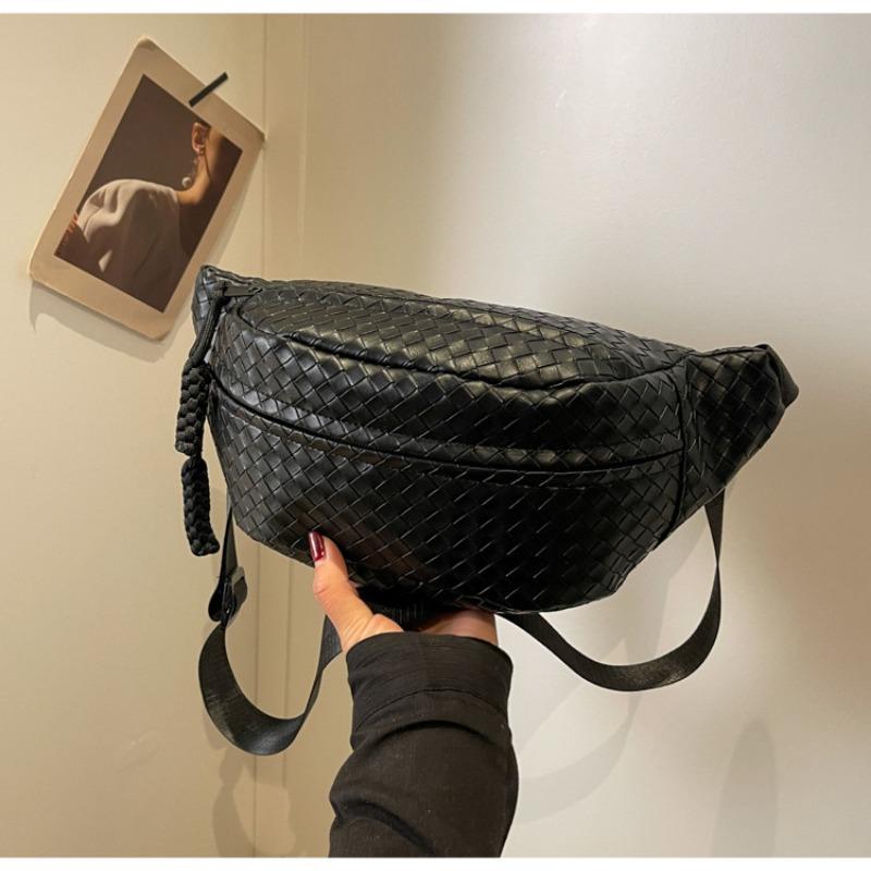 Women's bag Trend small breast bag Casual fanny pack Commuter high-end messenger bag Niche shoulder bag