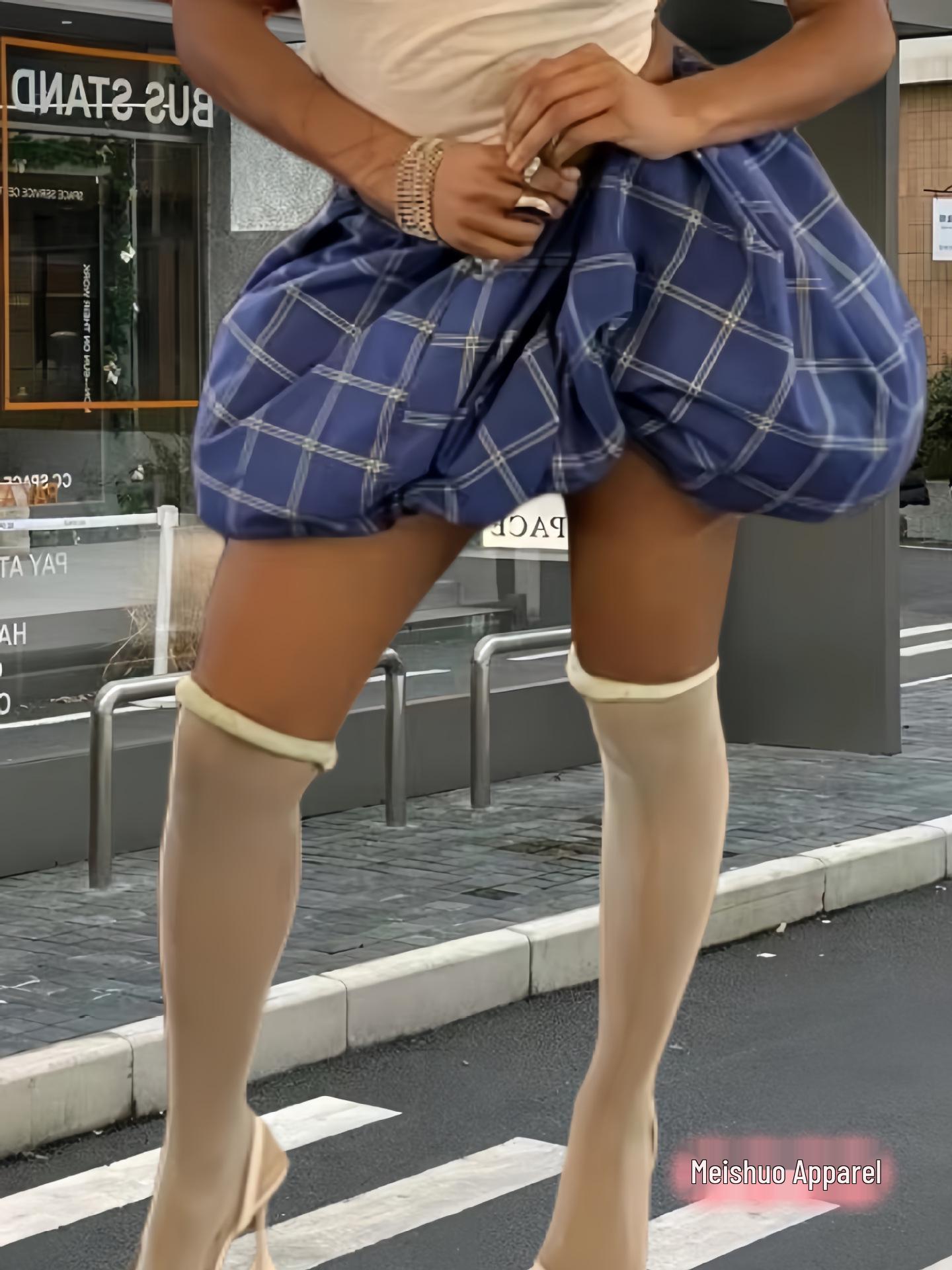 

Трендовая универсальная мини-юбка-фонарик пышного силуэта однотонной расцветки с облегающим кроем, подчеркивающим талию Medium