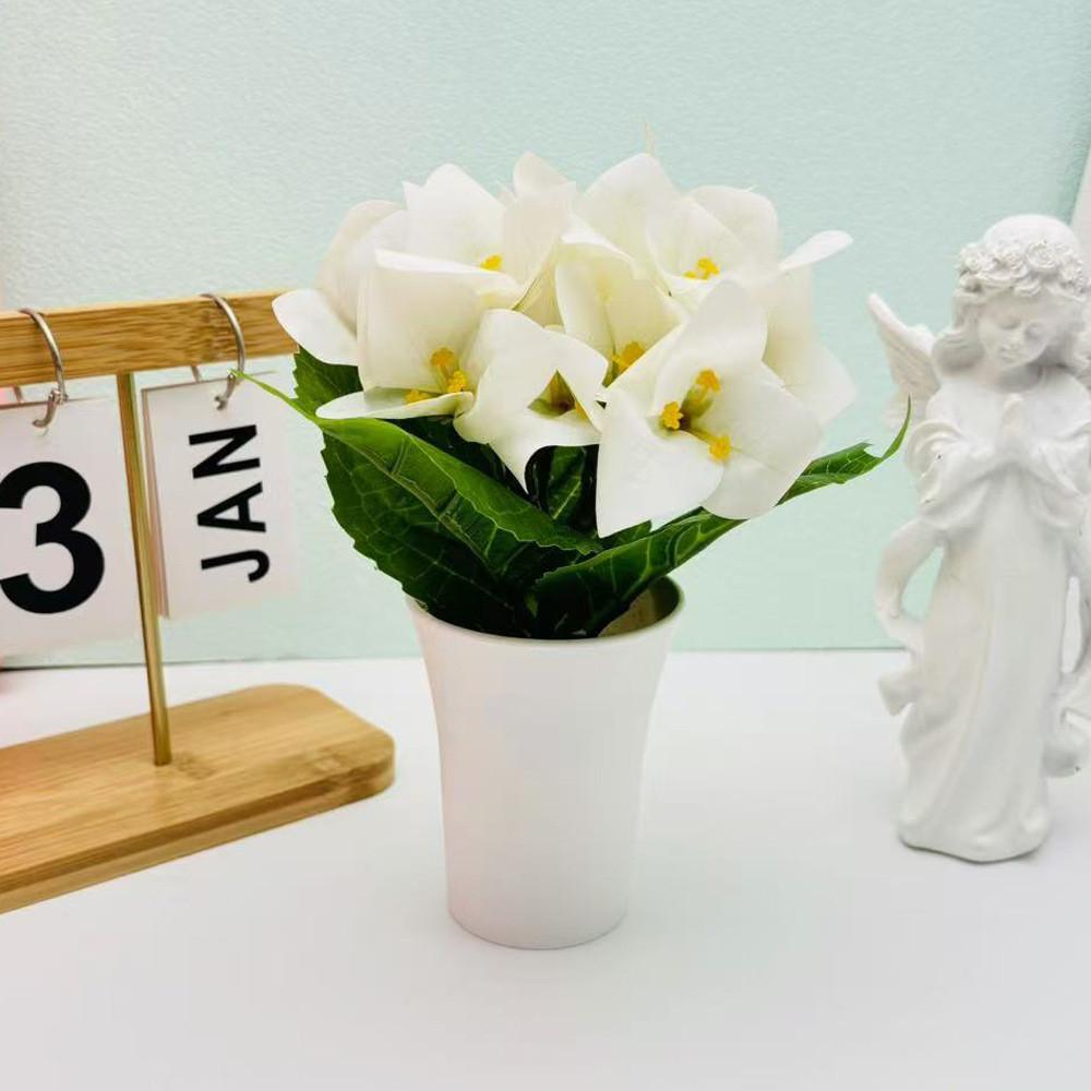 Triangulär rosplanta konstgjord grönska med formsprutad hantverk för vardagsrum och evenemangsbruk