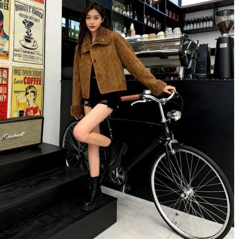 Retro Coffee Lamb Wool Jacket with Fur Lining – Trendy, Warm Top for Petite Sizes