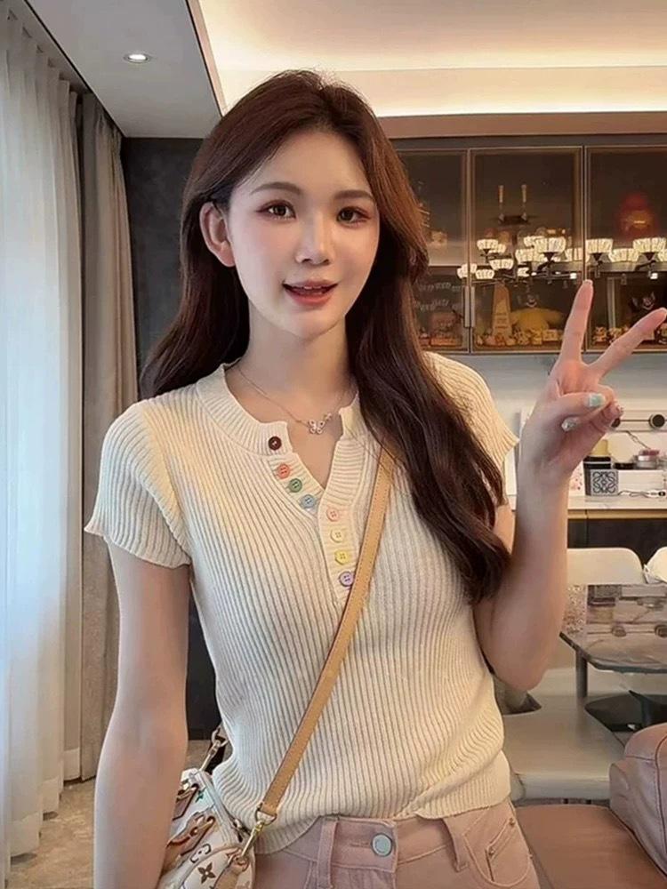 

Вдохновленный корейским стилем красочный вязаный топ с V-образным вырезом на пуговицах - Летняя шикарная облегающая мода 2025 для женщин S Premium абрикосовый