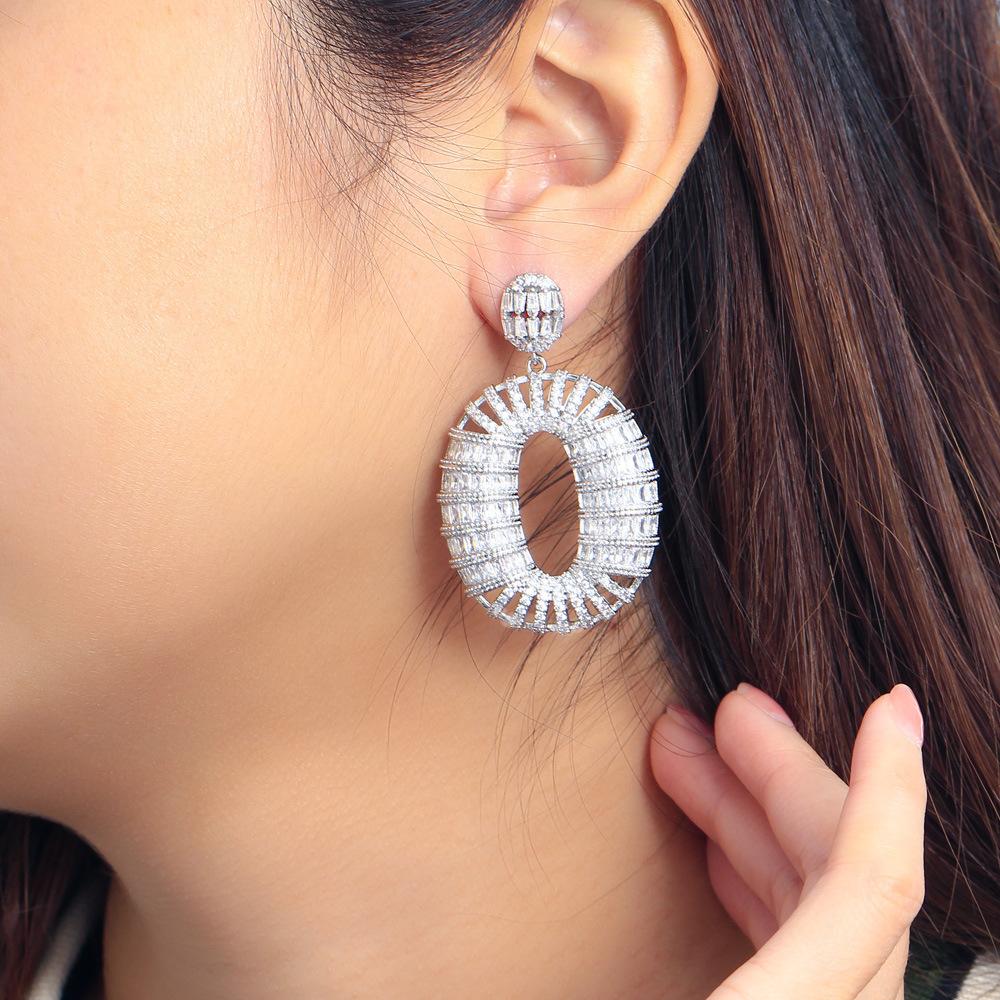 Französische Schwerindustrie Hohl Oval Geometrische Zirkon Ohrringe Atmosphärische Lange Bankett Ohrringe Kleiderzubehör