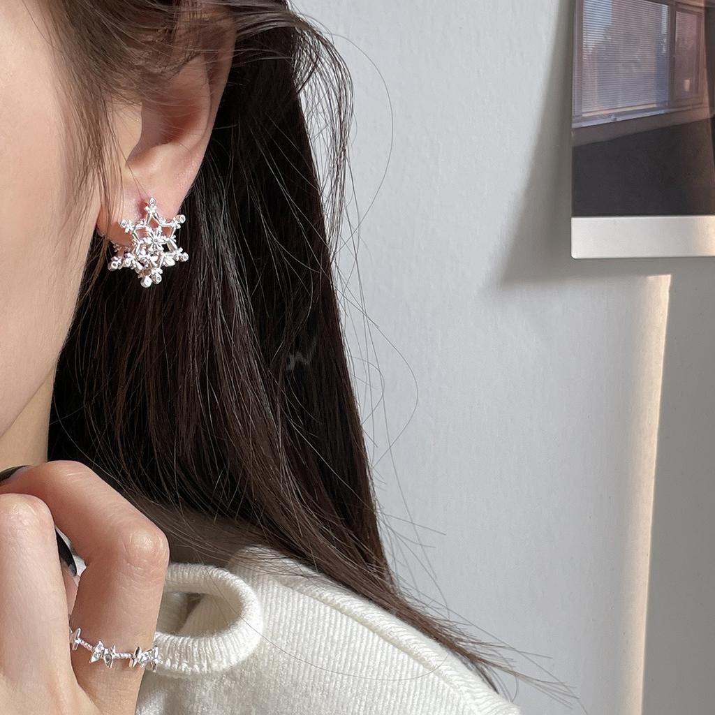925 silver needle snowflake stud earrings for women's niche high-end sense super flash exquisite earrings, beautiful temperament new trendy earrings