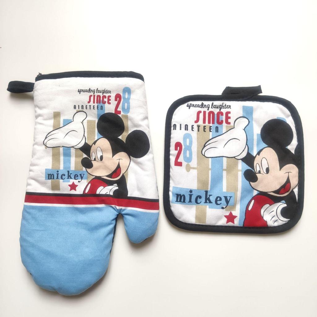 Mickey Mouse Cartoon Heat-Resistant Baking Set: Cute 2-Piece with Gloves & Coaster