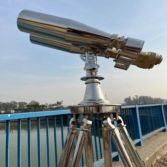 

Репліка бінокля 1920-х років у сріблястому хромі на регульованій нікелевій підставці високої якості