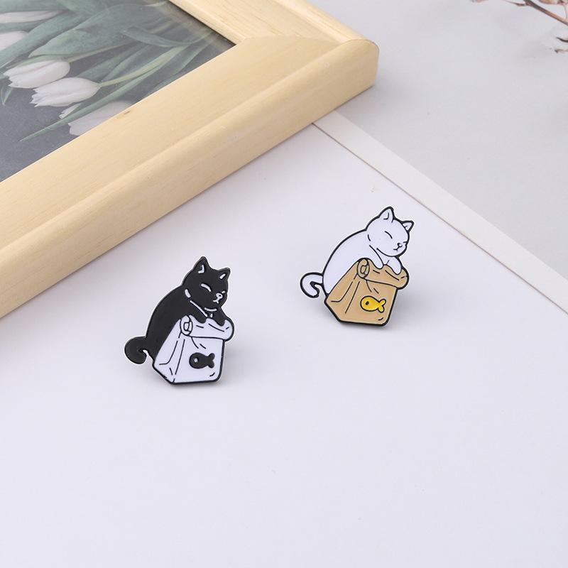 Black & White Cartoon Kitten Brooch - Simple Cat Shape Alloy Accessory