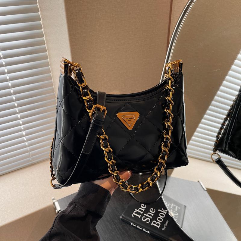 

Сумка-багет с ромбовидной цепочкой, новая коллекция зимы 2025, повседневная наплечная сумка, высококлассная универсальная женская сумка чёрный