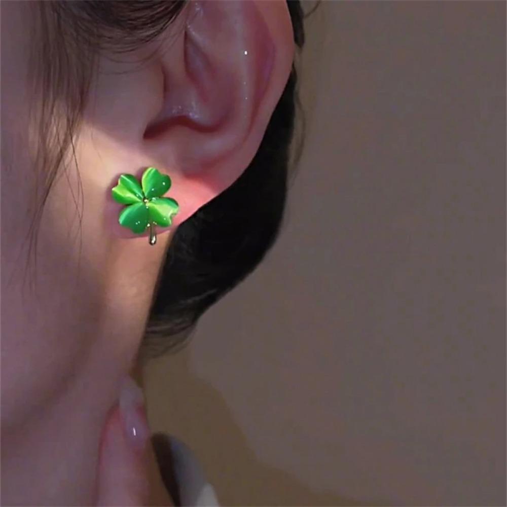 The New Fashion Four-leaf Clover Cat's Eye Stone Earrings Small Exquisite Earrings Temperament