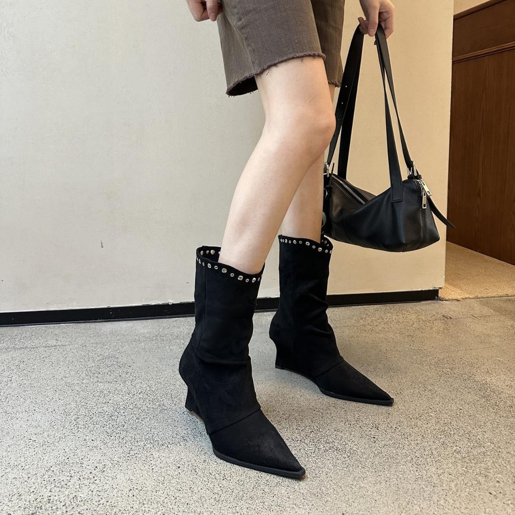 French Pointed Thick Heel Suede Fashion Short Boots Women's Spring and Autumn 2025 New Retro Rivet Western Thin Boots