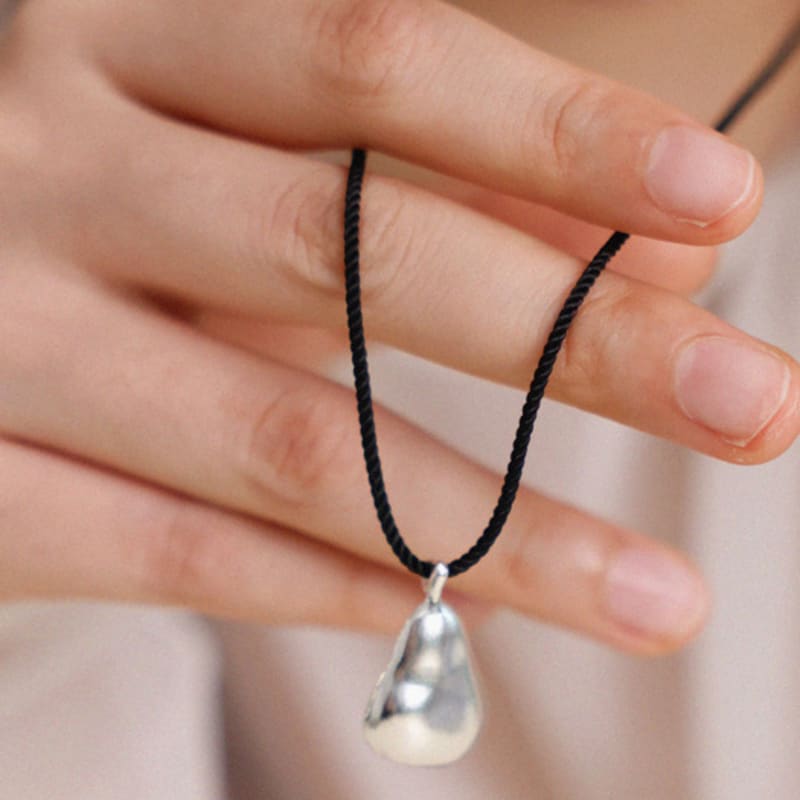 PARTY AFTER DARK Birnenfrucht-Halskette_ Schwarz