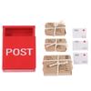 1Ensemble 1:12 Boîte aux lettres miniature de maison de poupée Rouge Boîte aux lettres avec sac postal Carte postale Meuble de porte de jardin féerique Décor de maison Jouet