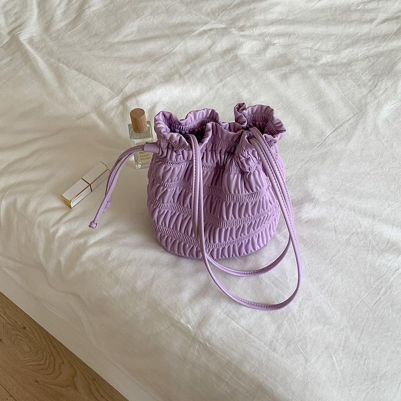 

Нишевая сумка женская сумка плиссированная мягкая кожа темперамент на плечо женская повседневная сумка на шнурке ленивый ветер ручная сумка-ведро фиолетовый