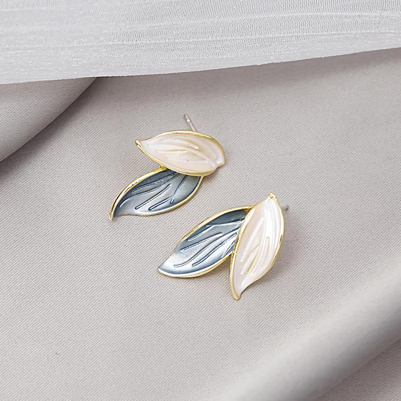 Morandi Contrasting Leaf Stud Earrings Dripping Oil Exquisite Small Earrings Fashionable Fringed Bear