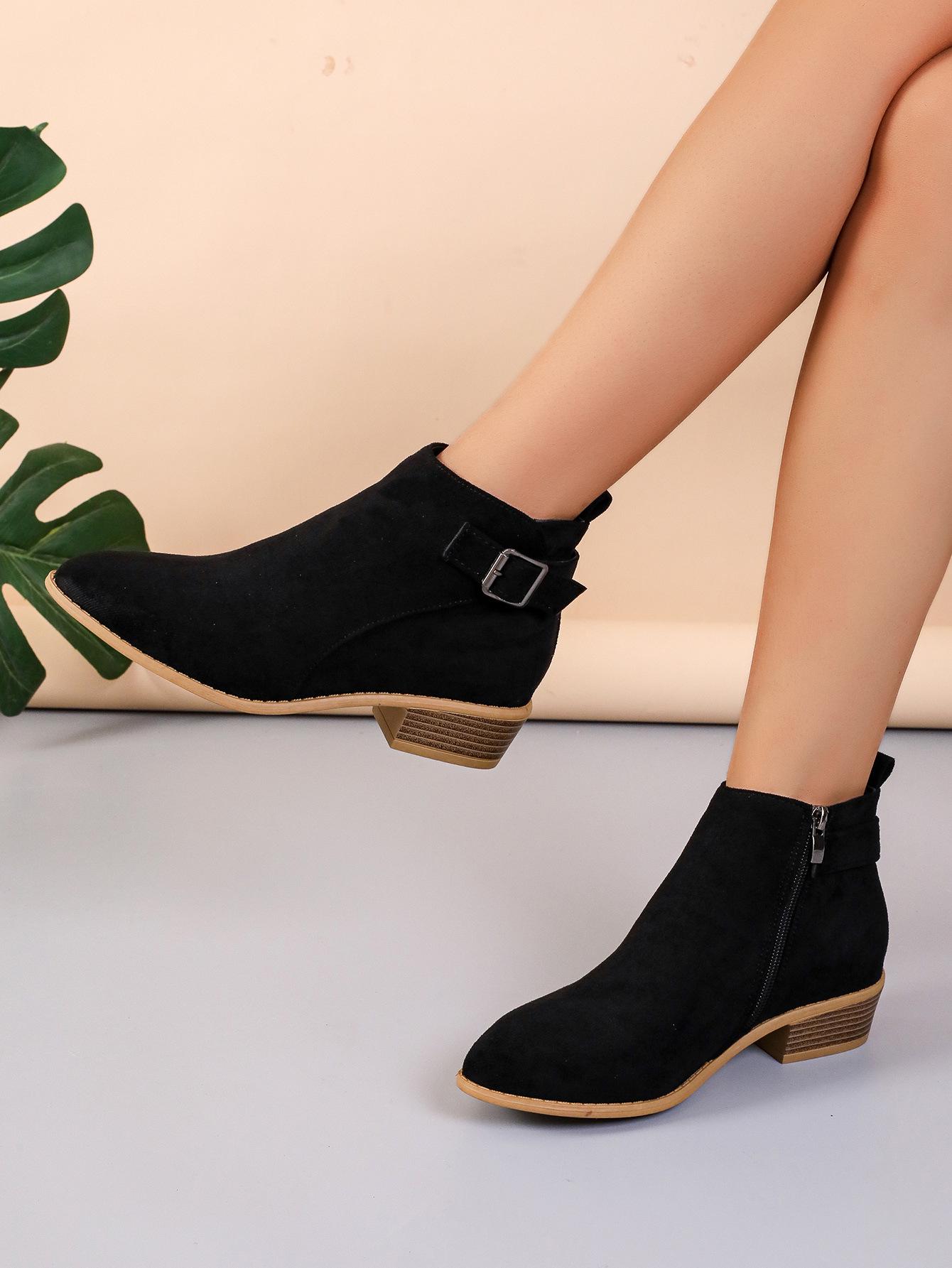 

Женские замшевые короткие сапоги 2024 года с заостренным ремнем и пряжкой на толстом каблуке - большой размер 42 чёрный