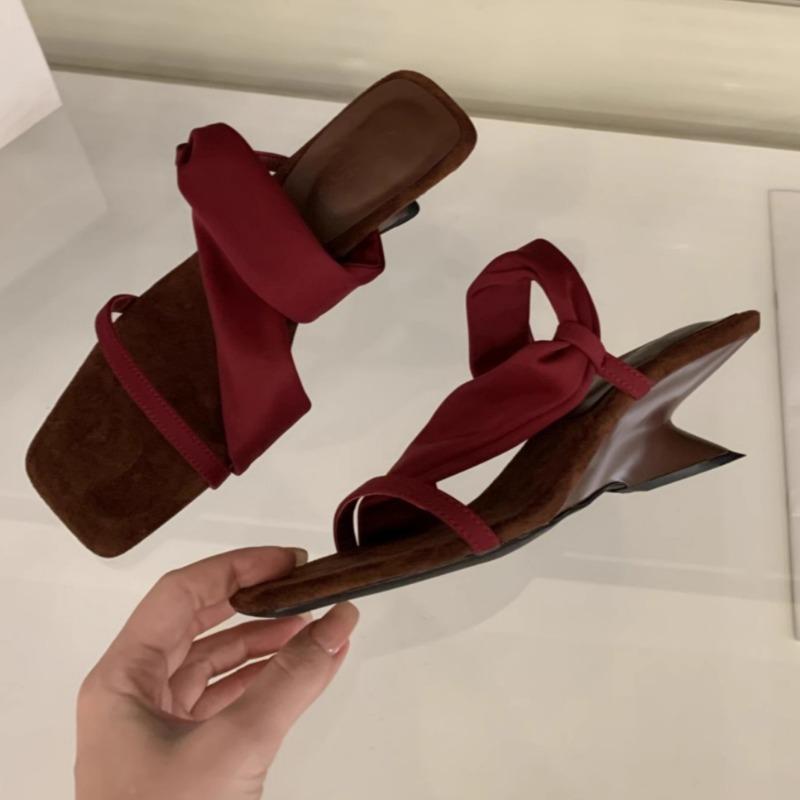 

Мода Мода Сандалии на танкетке Лето Новые Квадратный носок Открытый носок Неглубокий вырез Противоскользящие Износостойкие Тапочки необычной формы 40 красный