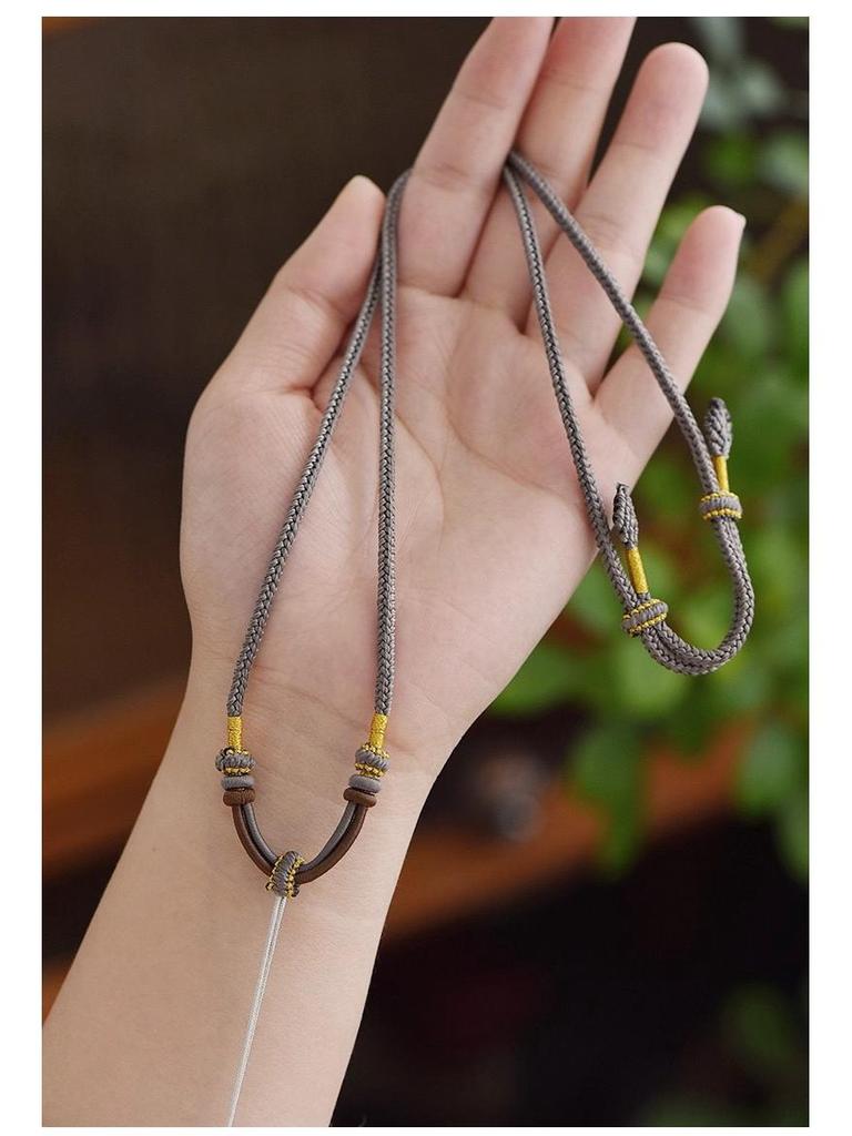 Collana Laccetto Intrecciato Fatto a Mano con Ciondolo Dorato: Stile Unisex di Alta Gamma