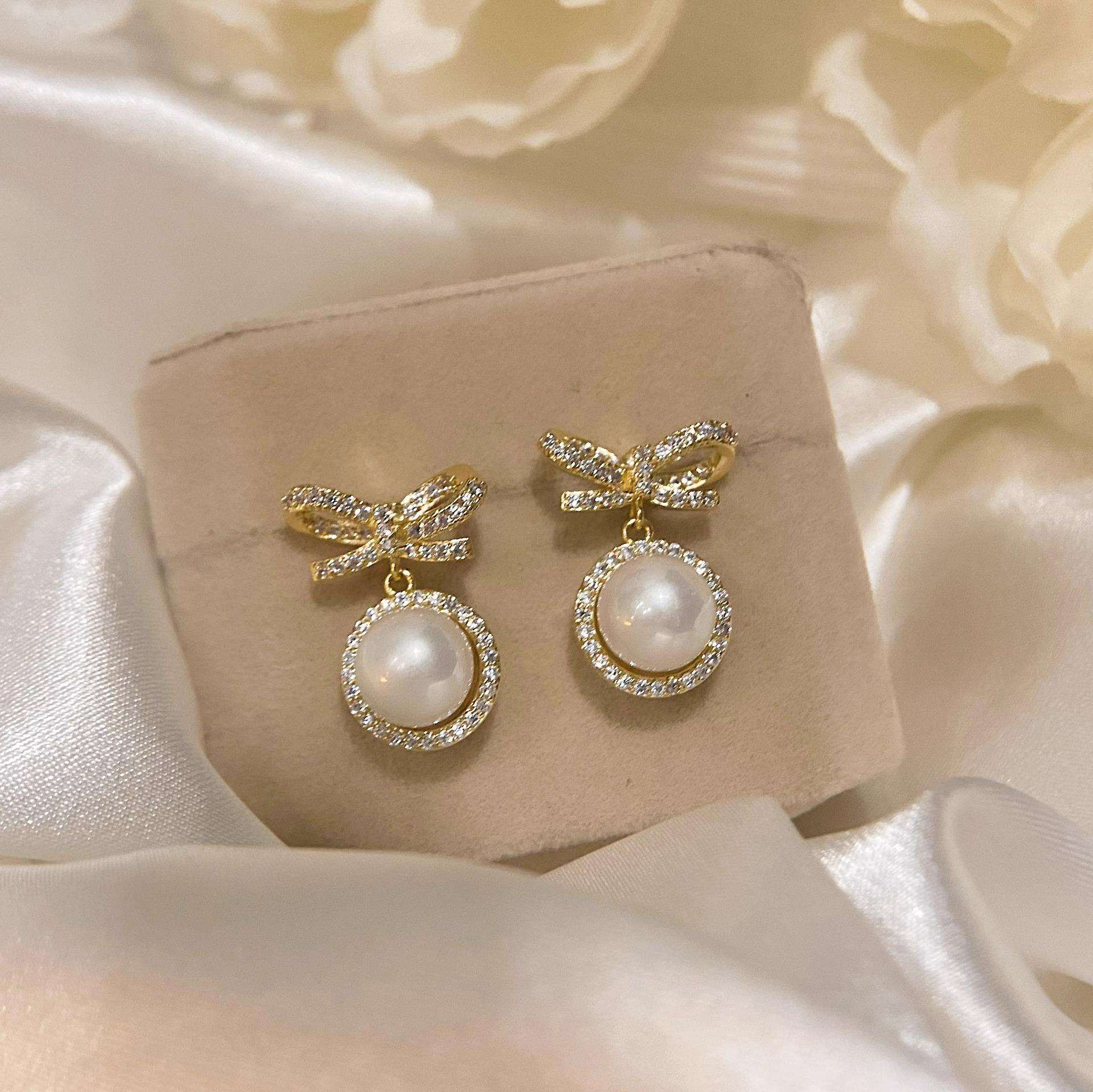 

Exquisite and Fashionable High-end Earrings for Women 1 pair of earrings золотой