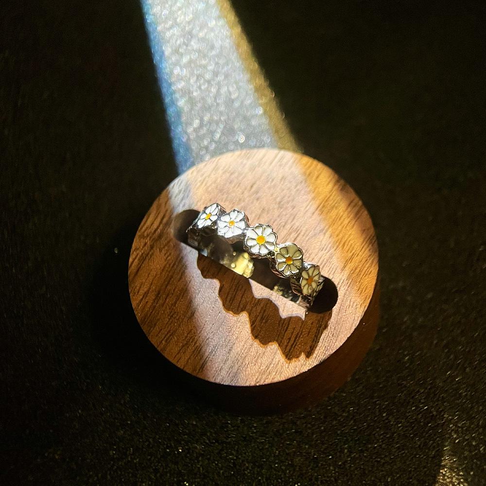 

Little Daisy Ring For Women Oil-Dripping Flower Adjustable Open Ring Creative Accessories Trendy Alloy Zircon Cute Girls Gift resizable