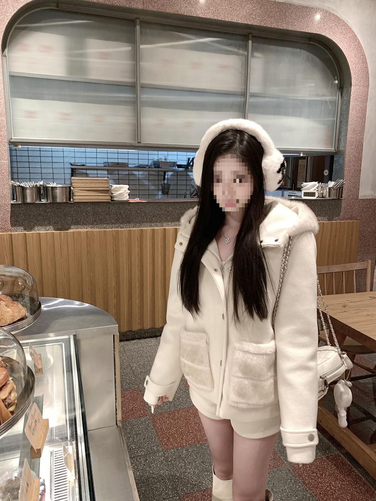 Экологичный минималистичный шерстяной пальто с капюшоном Kubiliv с меховой аппликацией Small грязно-белый