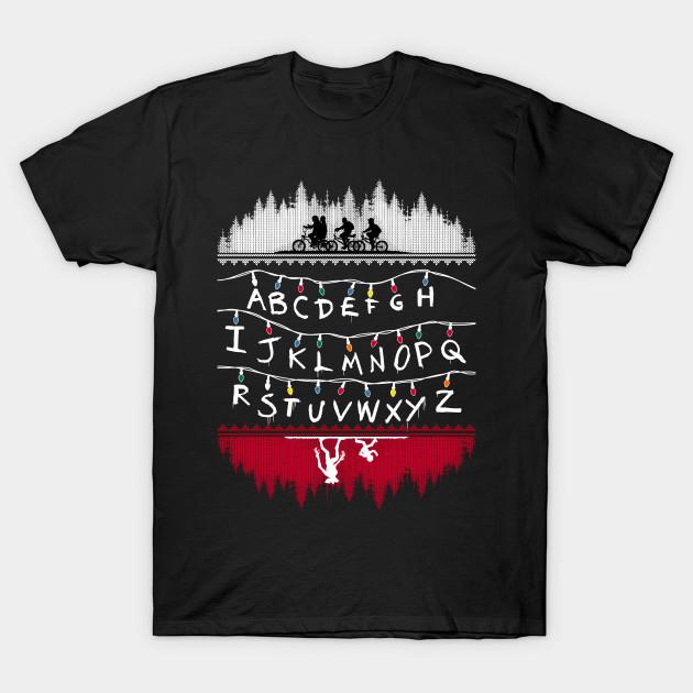 

Чоловіча чорна футболка з принтом Stranger Things - Літери-Ліхтарики Різдвяний Фільм Принт на Папері Без Вирізання Бавовняна Футболка S чорний