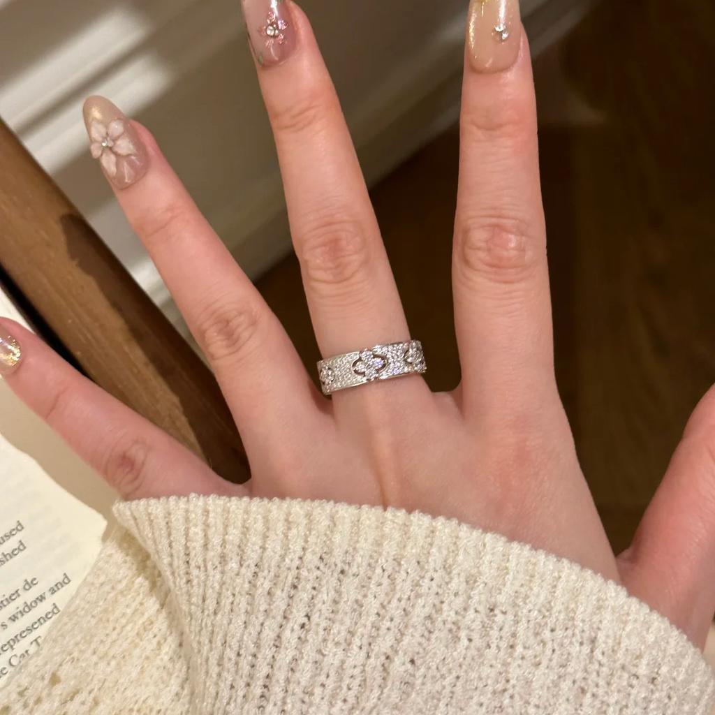 Französischer Old Money Stil Glücksklee Vierblättriger Gypsy Ring Modischer Leichter Luxus Leicht mit Diamanten besetzt Blumenreihe Ring Damen