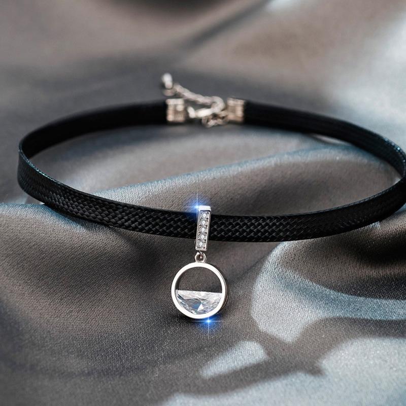 The Crystal Clear Spring Necklace Features A Niche Design, A Collarbone Chain with A Simple and Elegant Style