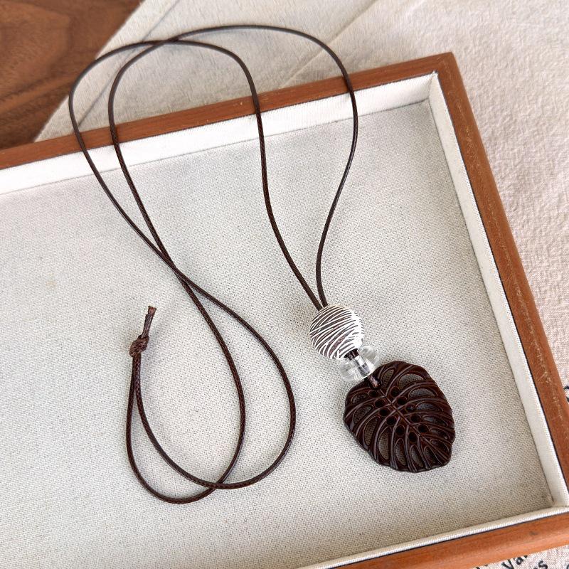 Chinese Vintage Charm: Brown Wooden Pendant Necklace for Women – High-End, Niche Clavicle Chain, Long Summer Style