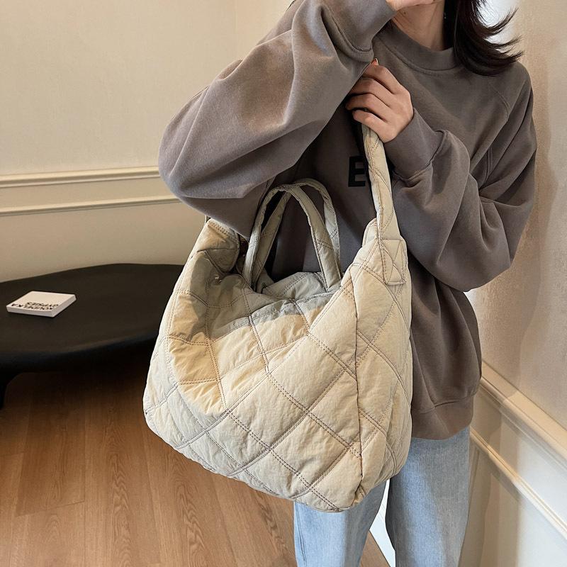 

New autumn and winter cloud pleated large bag personalized niche diamond large capacity tote bag messenger bag