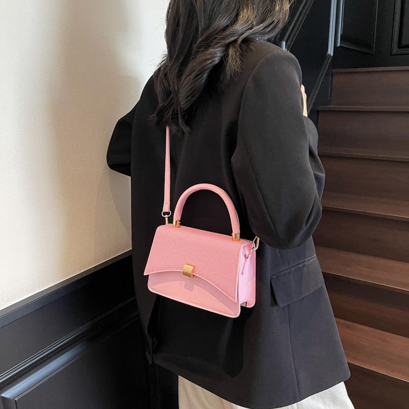 Fashion contrasting color portable underarm bag women's 2025 spring new fashion commuter bag versatile single shoulder messenger small square bag