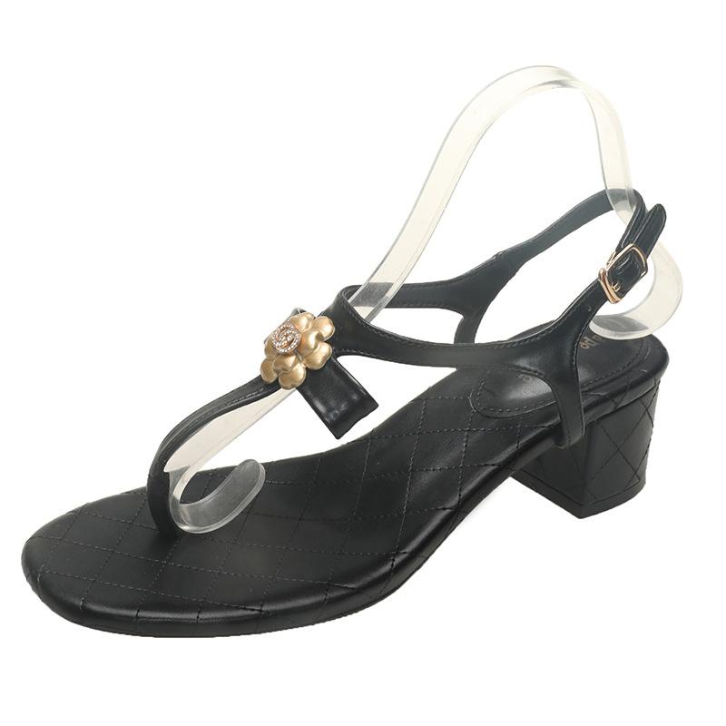 

2025 маленький толстый каблук маленький мягкий кожаный камелия стразы бант носок толстый каблук сандалии женские летние 40