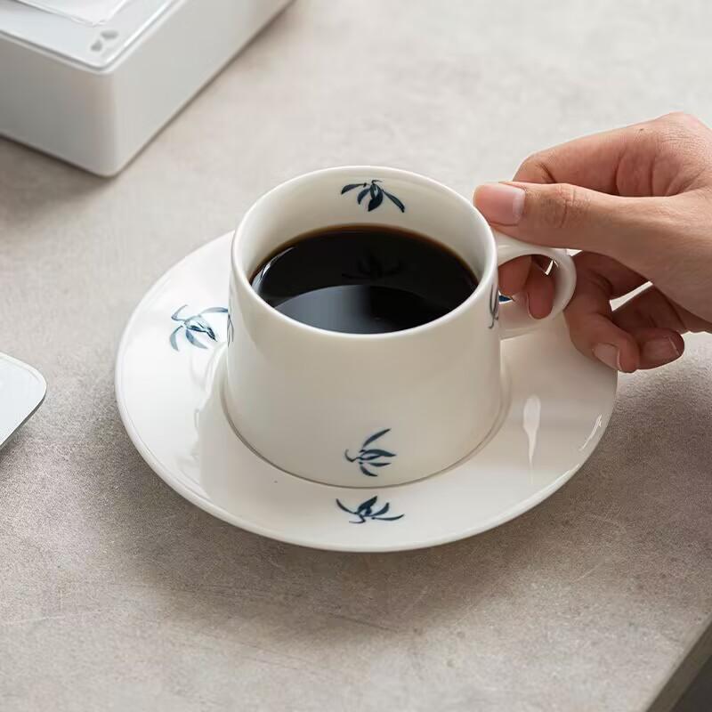 

Hand-painted Phalaenopsis Orchid Ceramic Coffee Cup and Saucer Set, Lady s Afternoon Tea Latte Cup with a Premium Feel for Home 200ml